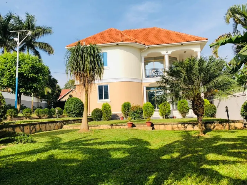 Beautiful two-level, fully furnished 4 bedroom house with WiFi - Image 1