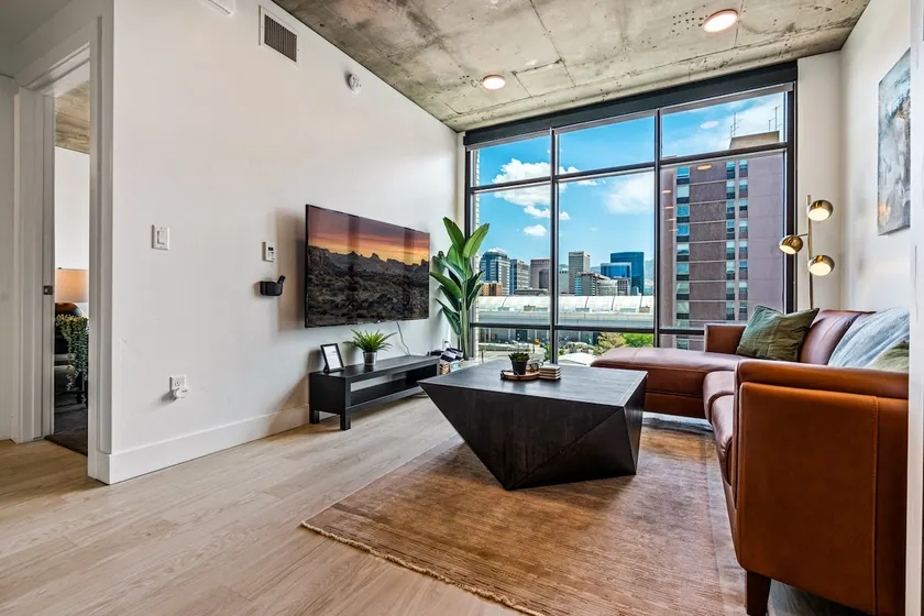 Exceptional 1BD BA-PoolHotTubGymParking- Downtown! - Image 1