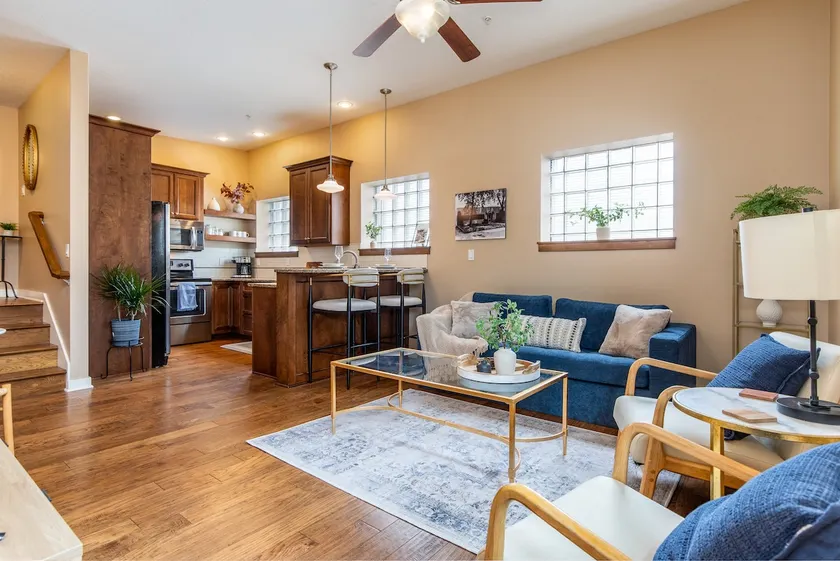 Historic Downtown | 1BD Full Apt - Image 1