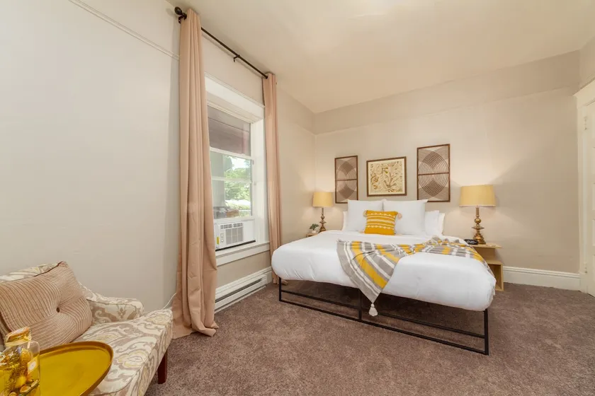 Renovated 1 Bed, 1 Bath, KING BED! Near Downtown! - Image 1