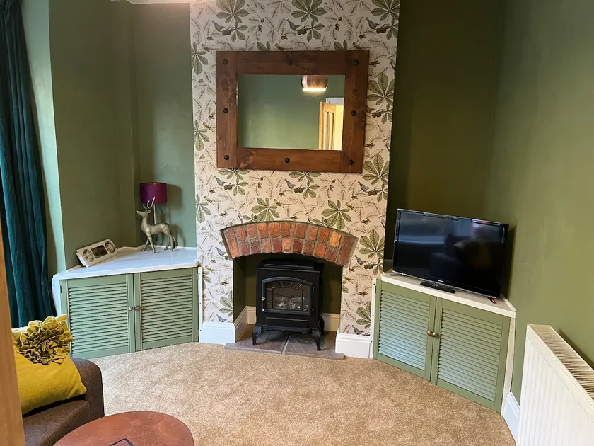 Wolf Hollow, sleeps 4 adults plus 2 extra, Buxton town centre - Image 1