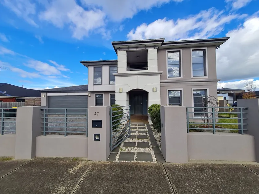 Stylish Home in Geelong for Large Family or Group - Image 1