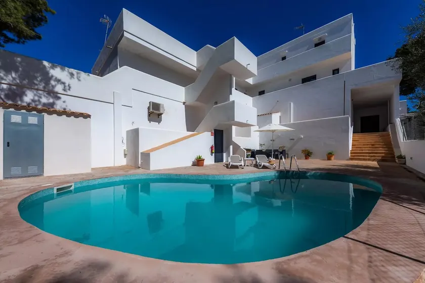 White suites 3 - Image 1