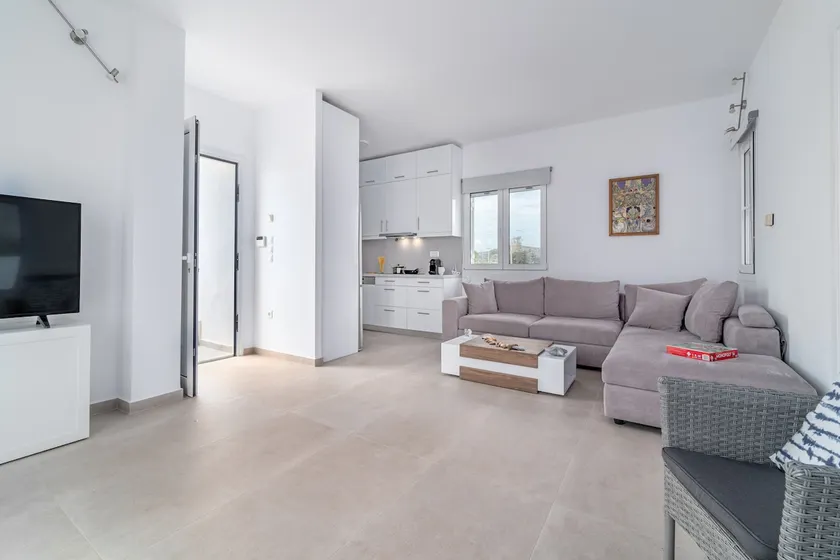 Legrena Beach House, 2 BR apt w jacuzzi no heated - Image 1