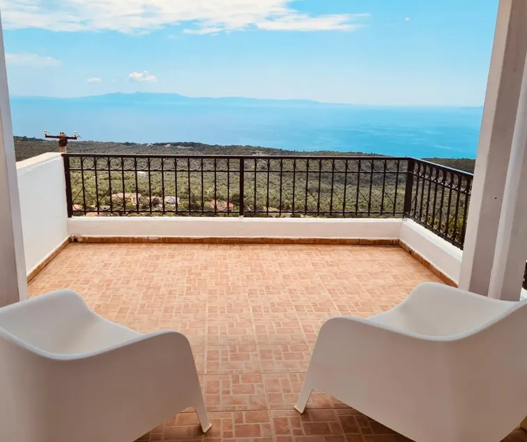 Panoramic villa overlooking olive groves and the sea in Vuno - Image 1