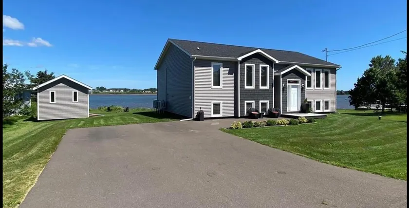 Bayside Retreat - Image 1