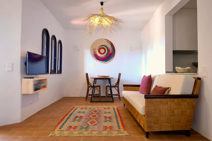 Cozy Beach Apartment W/ Sea View, Free Parking & AC - Image 1