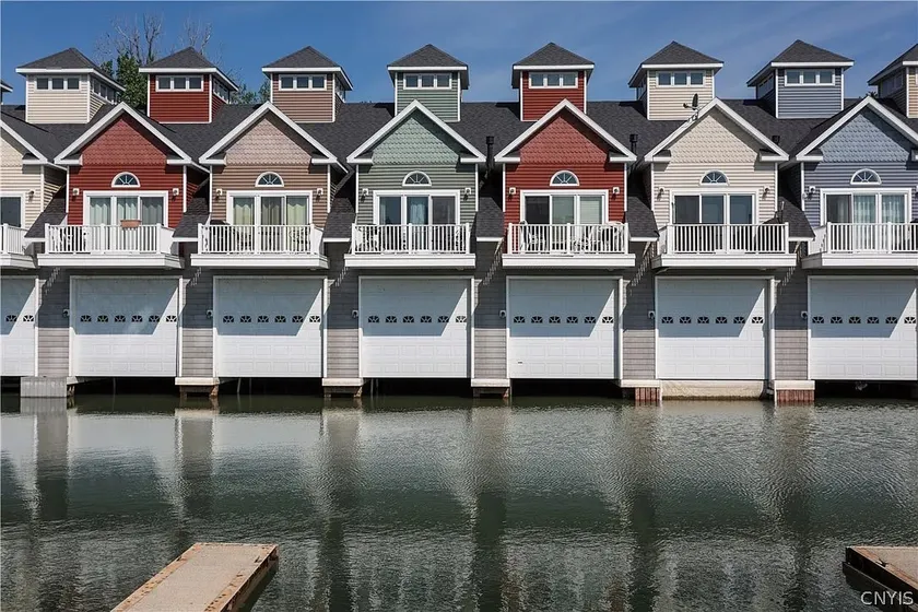 Townhouse on water with boathouse! - Image 1