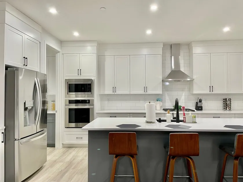 Livingston Gem: 5BR Home with Chef's Kitchen - Image 1
