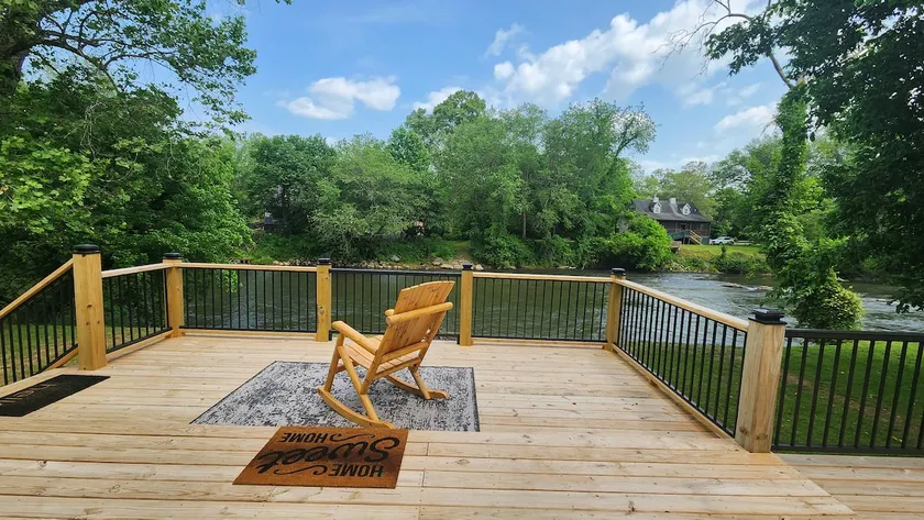 Waterfront, 3 BR, Hot Tub, Fishing, Pet-Friendly - Image 1