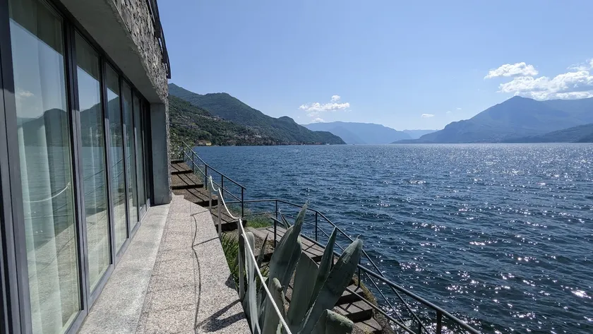 The House on the lake shore - Image 1