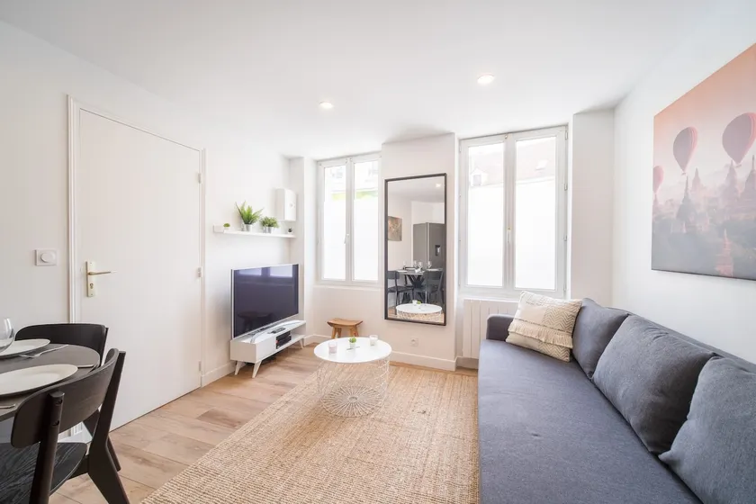 Bright 1-bedroom apartment with sunny terrace - Image 1