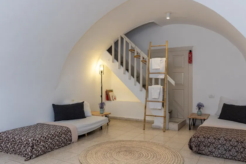 Recently Renovated -Historic, Charming & Cosy 1BDR - Image 1