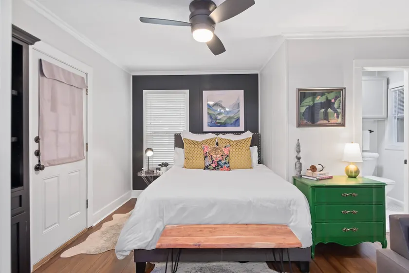 Chic Flat: 4 blks to Square - Image 1