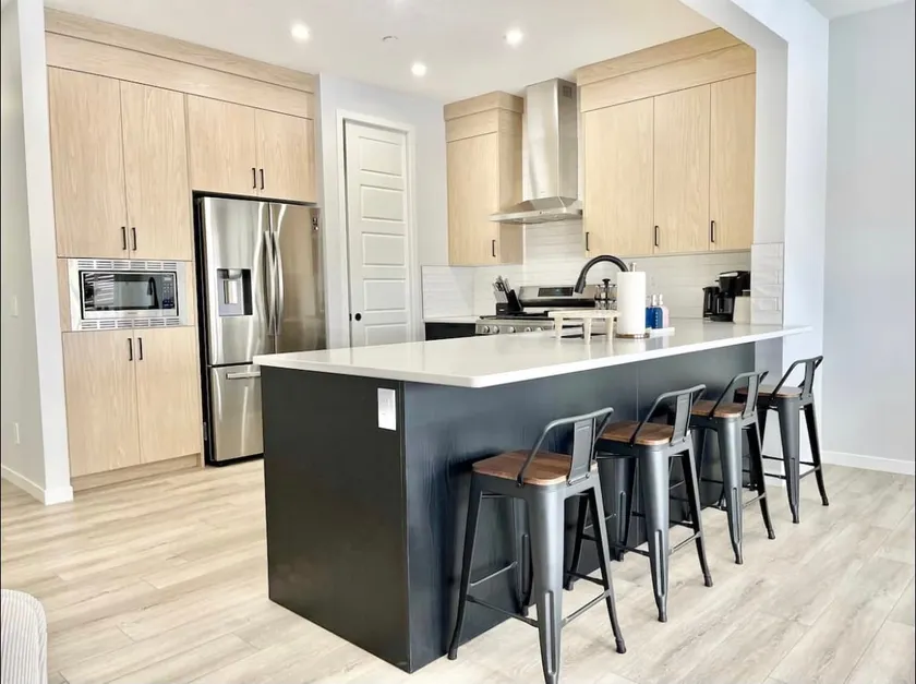 Generous 4BR Family Retreat: 2 Levels & Garage - Image 1