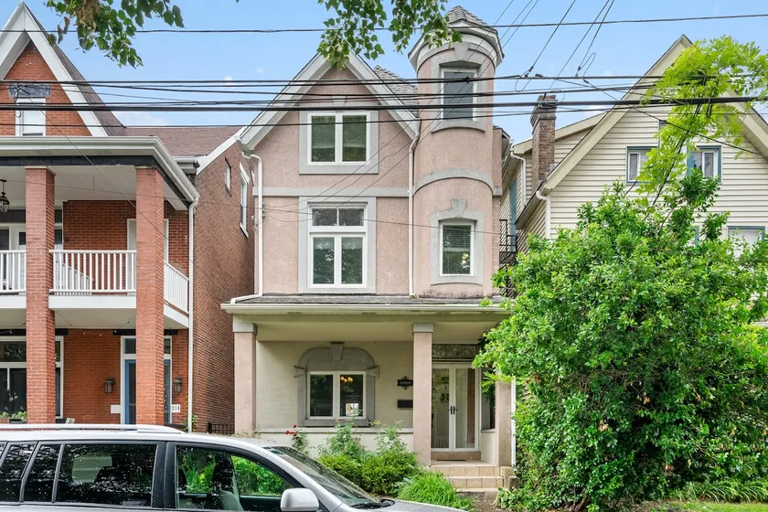 3 Story home w/ 10 beds & Free off-street parking - Image 1