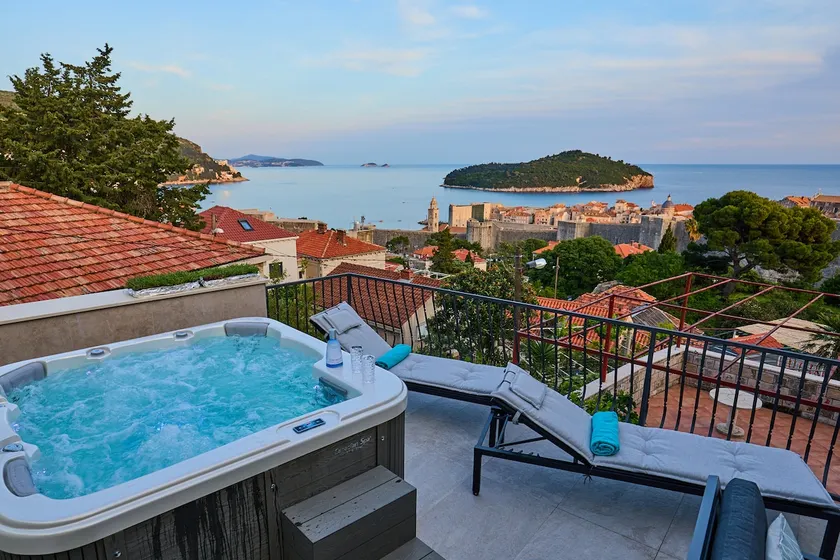 New & Stunning Views in Luxury 5* Divona Apartment - Image 1