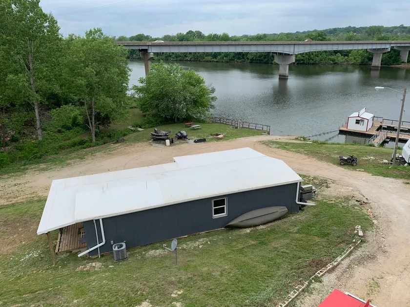 New Waterfront Cabin in Warsaw - Image 1