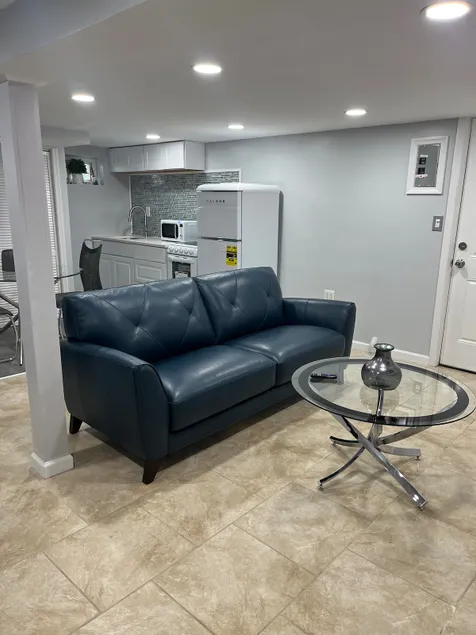 Modern cozy studio apartment w/private entrance - Image 1