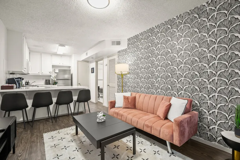 Stylish & Central ~ 10M Downtown ~ UT/Moody - Image 1