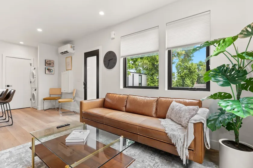 Sunnyside Modern Carriage House - Image 1
