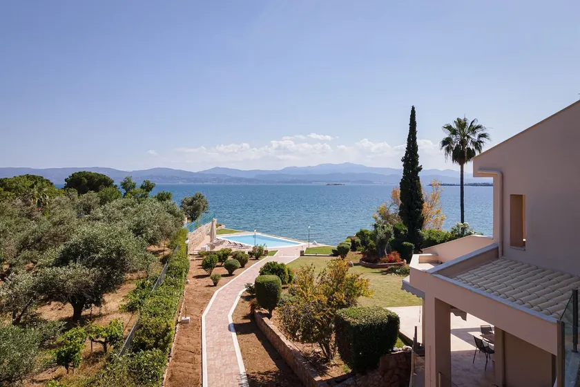 Eretria Luxurious Seafront Villa - Image 1