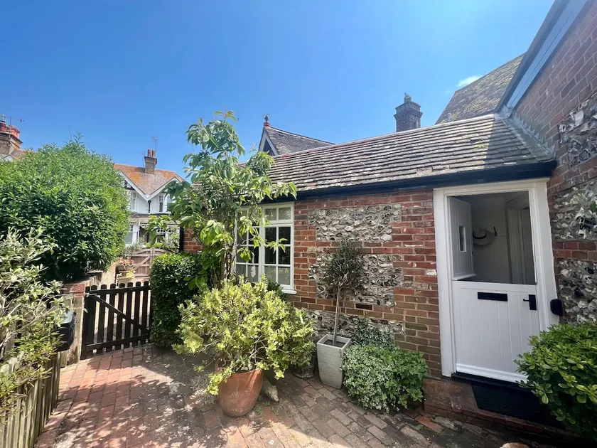 Beautiful Seaside, Gated Cottage - Image 1