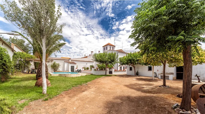 House with pool in Tierra de Barros - Image 1
