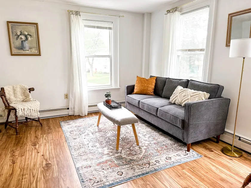 Historic 1-Bedroom Apartment - Image 1