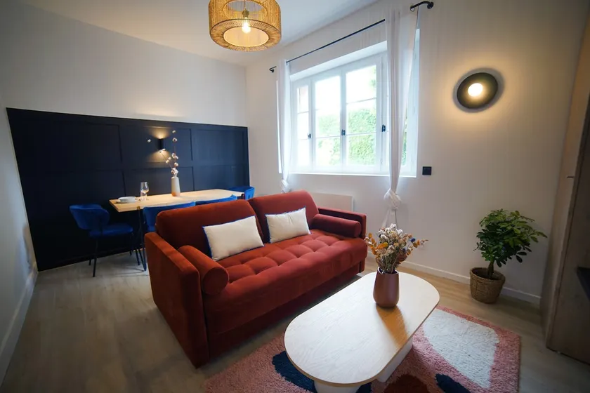 Centrally located & designer Monseigneur with parking - Image 1