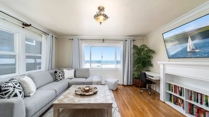 Beach Pad on The Strand Steps from the Pier - Image 1