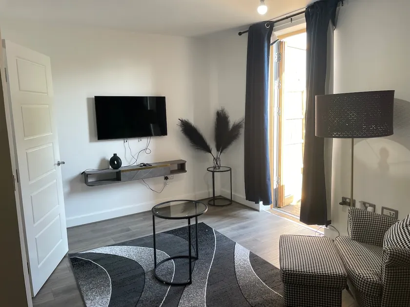 Contemporary Haven: 4-Bed House in Dagenham - Image 1