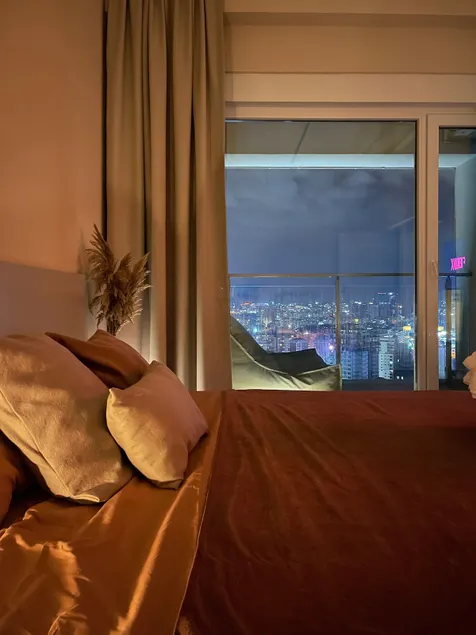 Elemental Stays - Calm | Penthouse | City View - Image 1