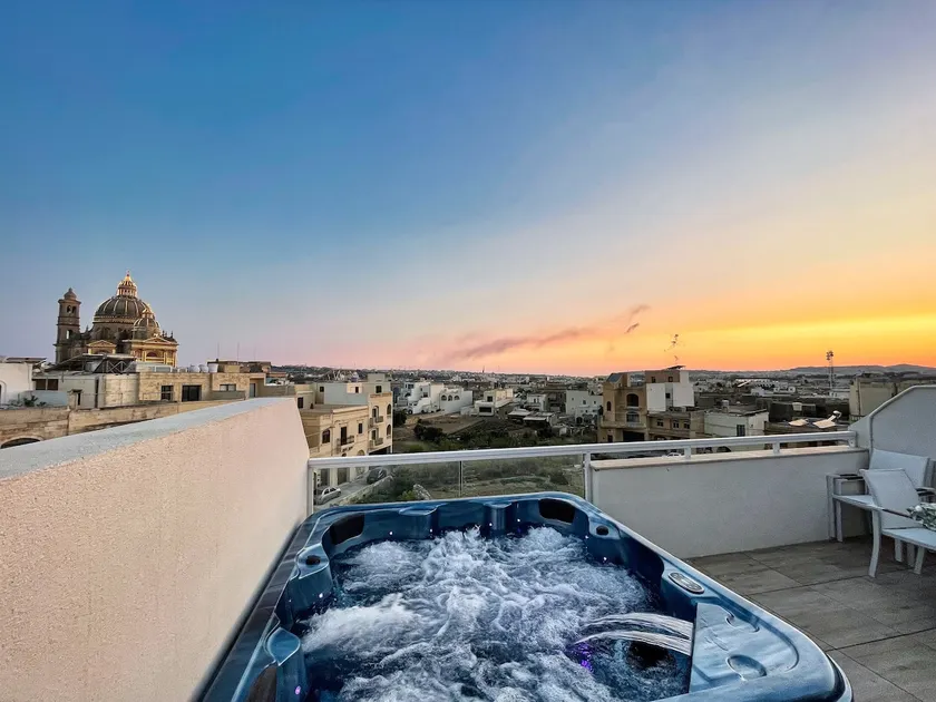 Beautiful spacious penthouse - Image 1