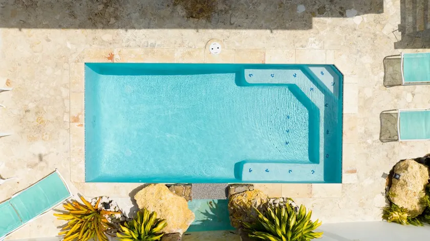 R&V Combate Beach House, 2nd Floor with Pool - Image 1