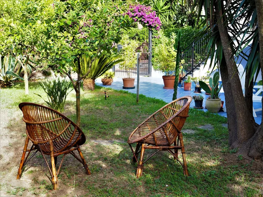 House with garden close to the beach free parking - Image 1