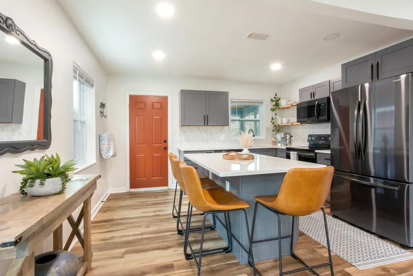 *Fenced Yard* 8 min to Downtown - FAST Wifi - Image 1