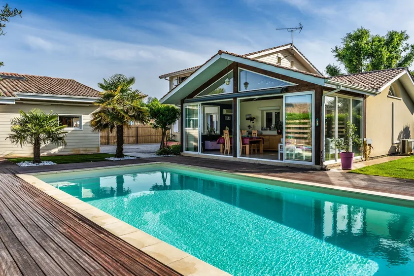 Large family home, pool - Image 1