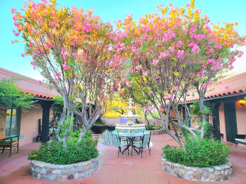 Spacious 6-Bed 5-Bath Hacienda with Desert Views - Image 1