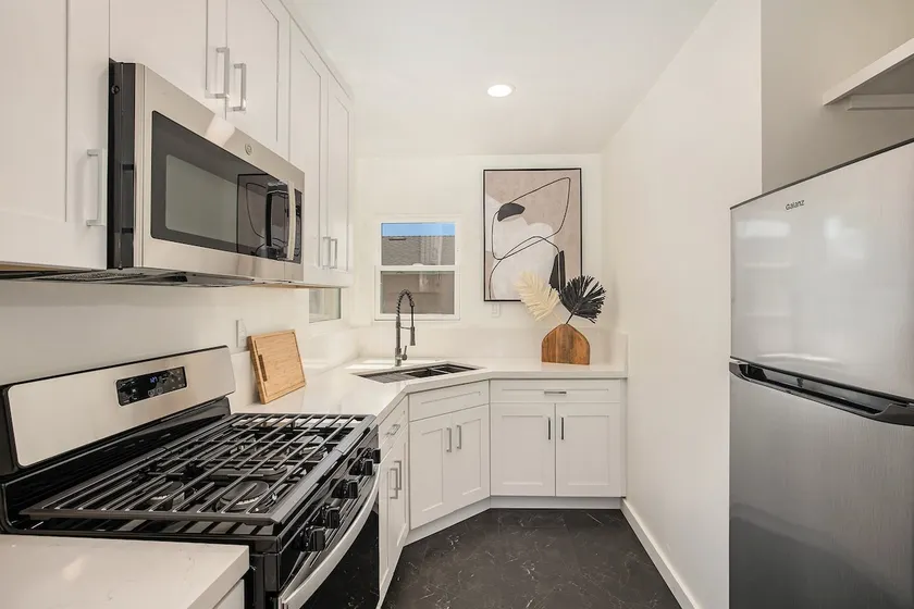 Stylish 1Br Retreat With Garage AC Close 2 Everything - Image 1