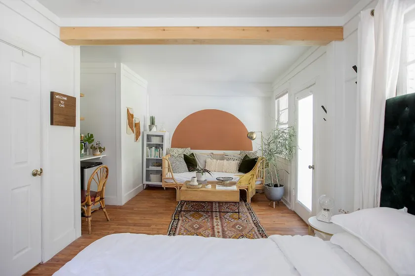 Stylish Midcentury Studio in Trendy Park Circle - Image 1