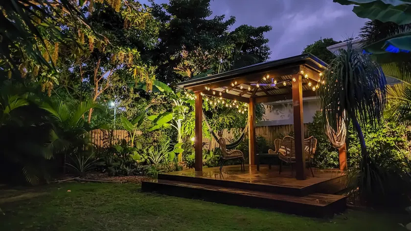 Leafy green guesthouse with pool - Image 1