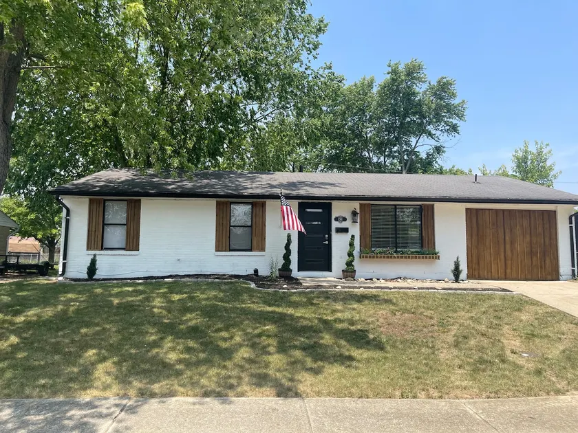 Fun Pool home In Huber Heights - Image 1