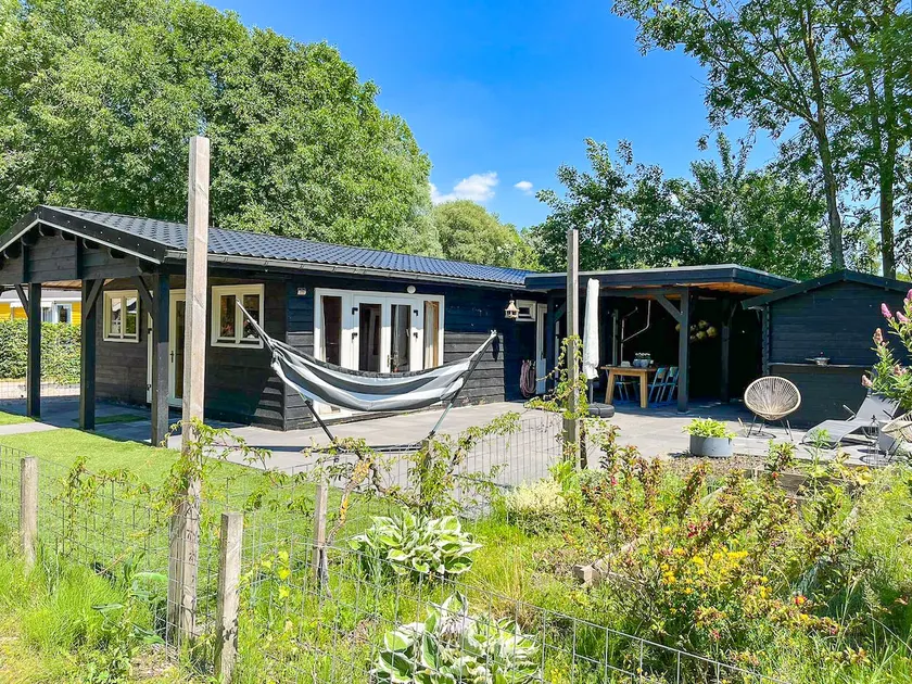 Luxurious and spacious chalet with air conditioning at Leekstermeer - Image 1