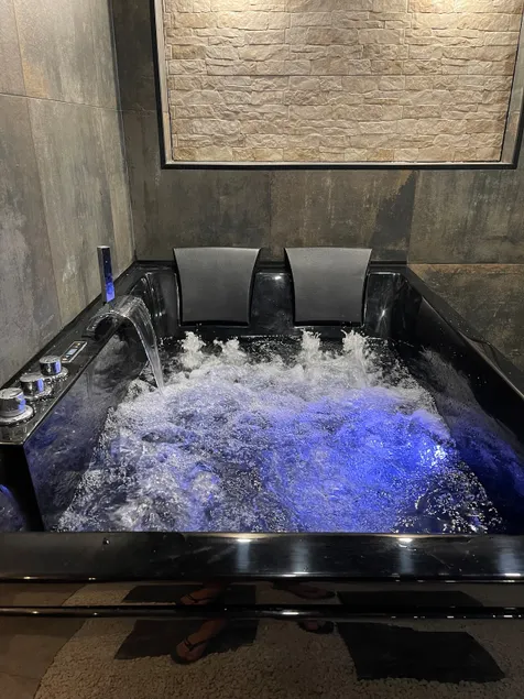 Urban Escape - Balneotherapy - Jacuzzi - 2 parking spaces - Image 1