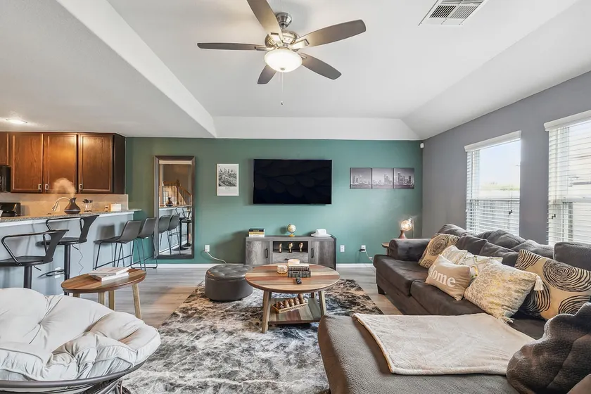 7min from IAH @Houston Luxury 4BR w/ patio - Image 1