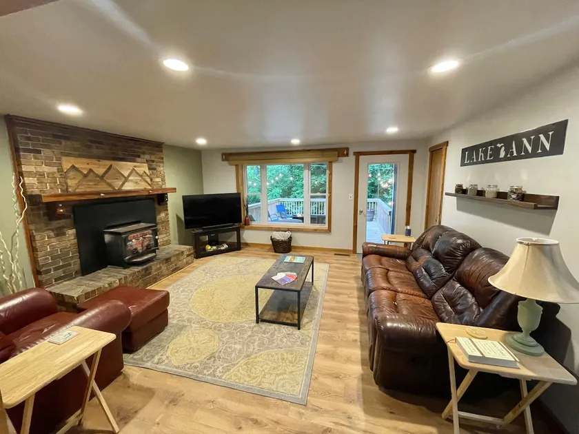 Cozy Lake Ann Getaway - Image 1