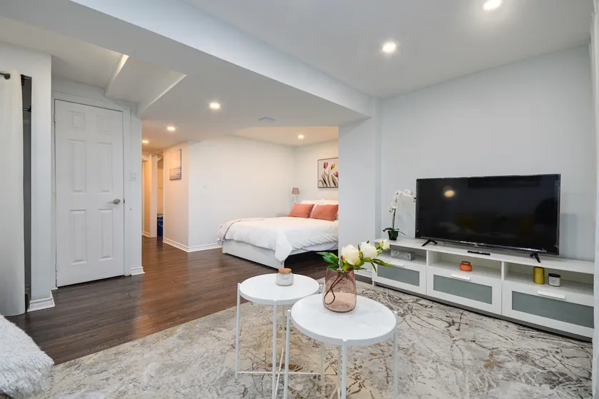 Cozy apartment w/Wi-Fi + parking - Image 1