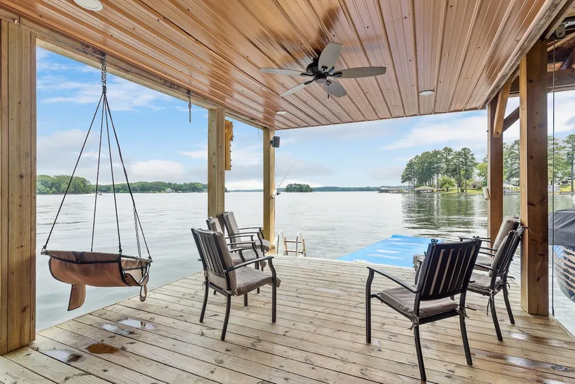 5 Bdrm, 12 Bed w/ Stunning Waterfront Views on LKG - Image 1