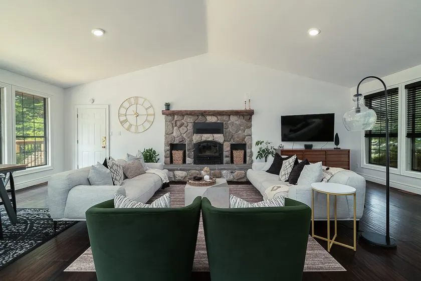 County gem centrally located w/fireplace & hot tub - Image 1